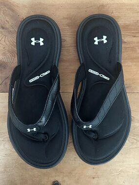 ⭐LN - UNDER ARMOUR 4D FOAM FLIP FLOPS in Black, size 8⭐